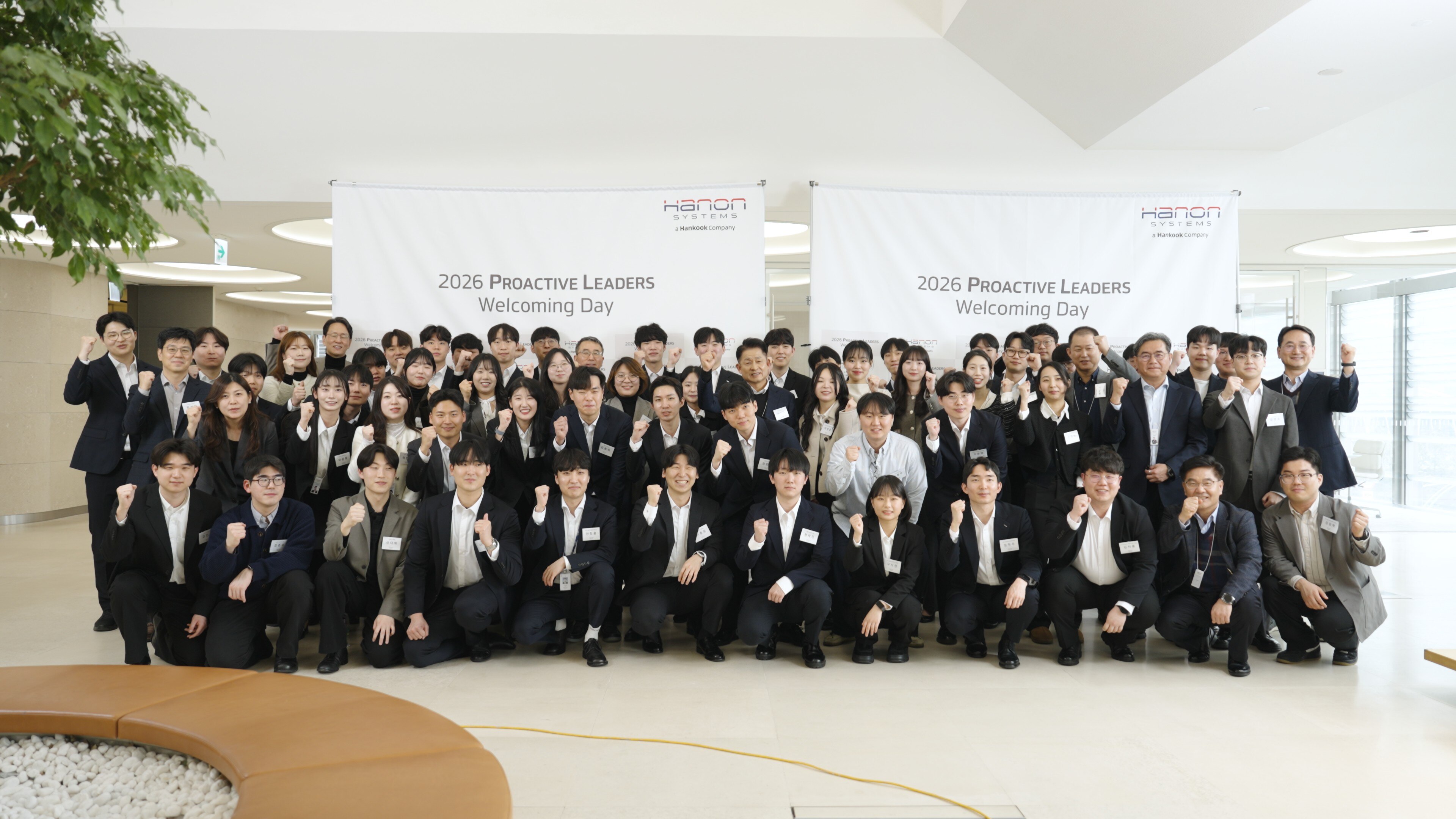 [사진자료1] 단체 기념사진을 촬영하고 있는 한온시스템 이수일 대표이사와 신입사원.jpg